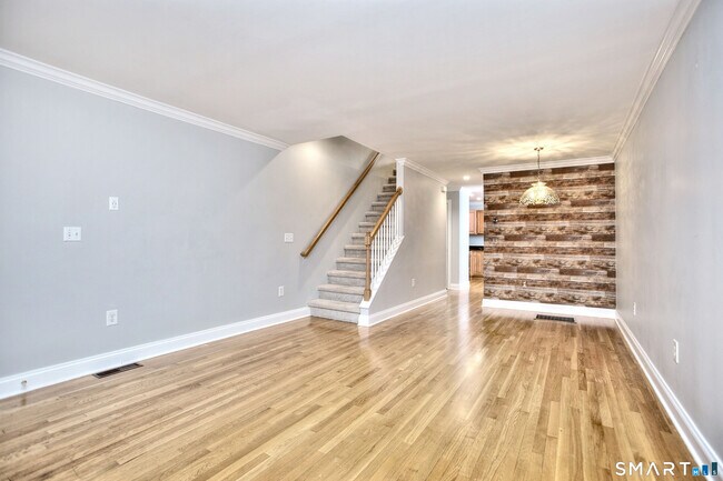 Building Photo - 39 Maple Tree Ave