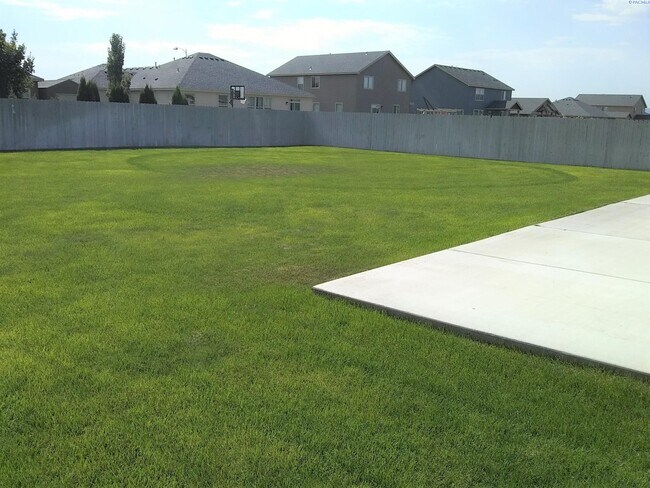 Building Photo - Large 4 Bed, 2.5 Bath West Pasco Home