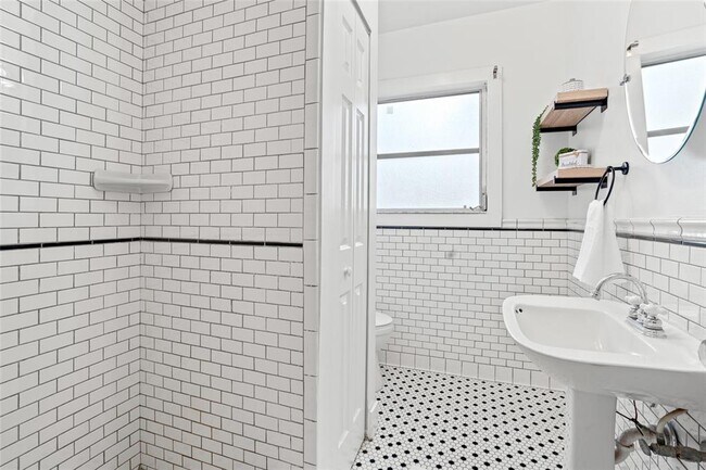Building Photo - 2222 N Ridgewood Ave