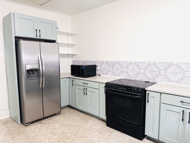 Building Photo - 711 Kenan St W