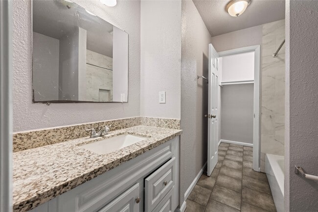 Building Photo - 6138 Kenilwood Dr
