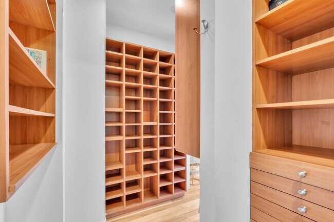 Building Photo - 326 N Doheny Dr