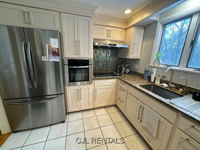 Building Photo - 41 Beaverbrook Rd