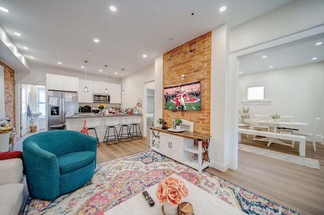Building Photo - Massive 10 Bedroom Newly Renovated House P...