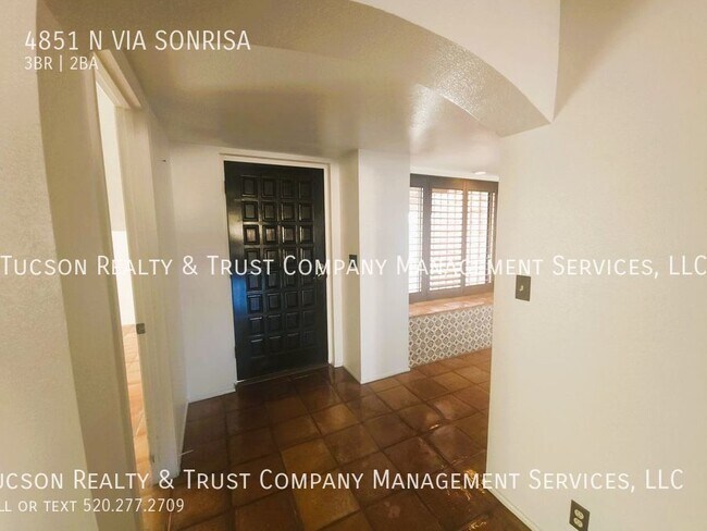 Building Photo - 4851 Vía Sonrisa