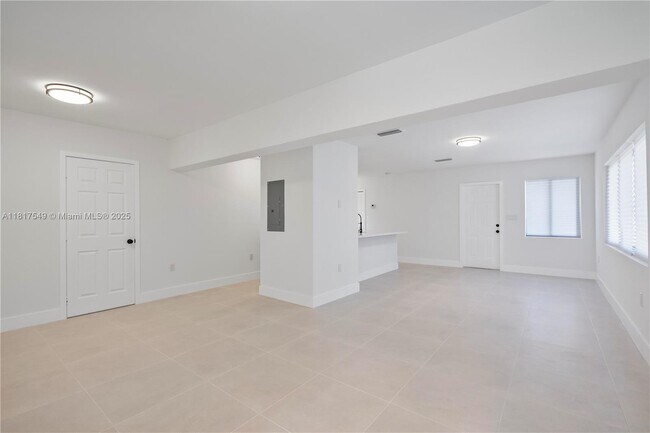 Building Photo - 490 NE 141st St