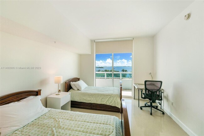 Building Photo - 1800 N Bayshore Dr