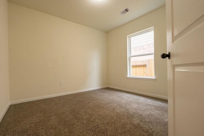 Building Photo - 22538 Cloverland Field Dr