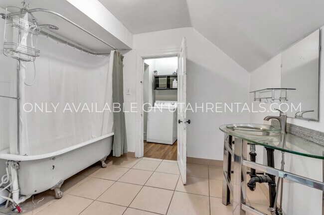 Building Photo - 1040 E 200 S