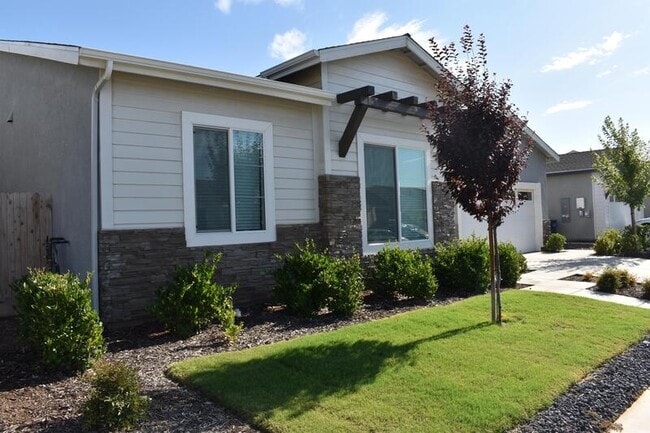 Building Photo - 2446 Bastidas Dr