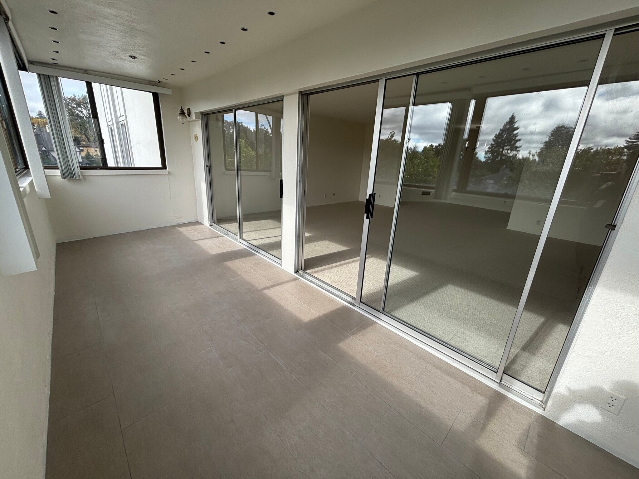 Enclosed balcony - 230 W 5th Ave