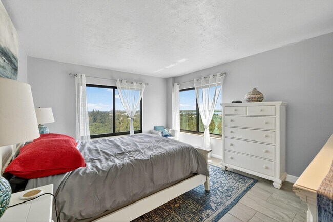 Building Photo - 801 S Ocean Dr