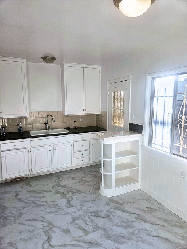 Building Photo - Quaint 3 bedroom Apt Home on 439-443 N. Spaulding Ave.