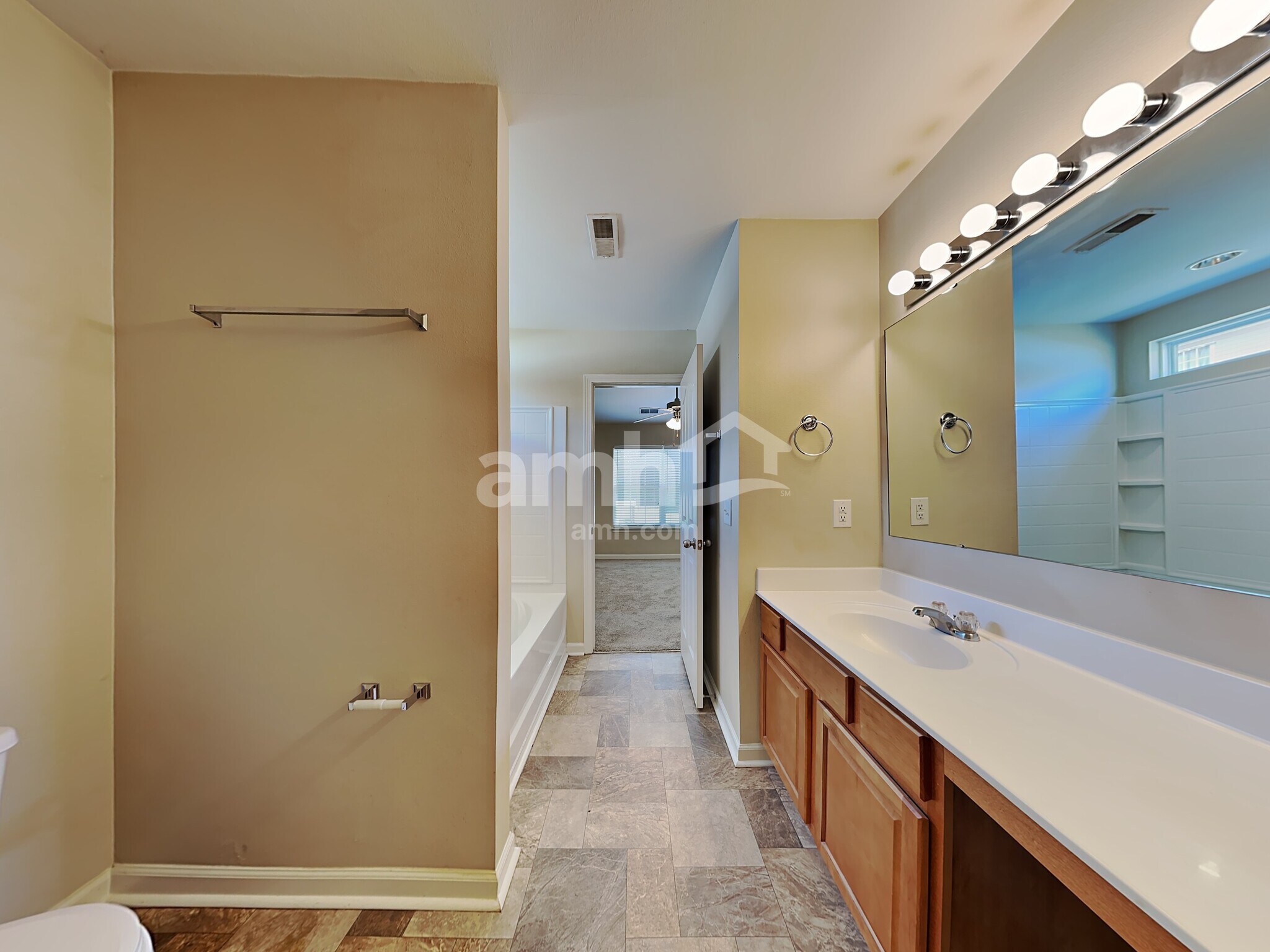 Building Photo - 714 W Parris Ave