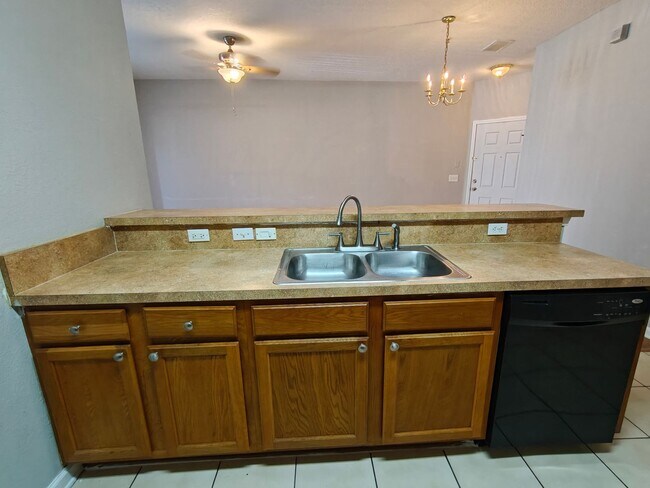 Building Photo - Cozy 2 Bedroom Condo on Ground Floor