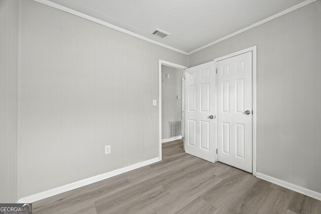 Building Photo - 2830 Village Green Dr