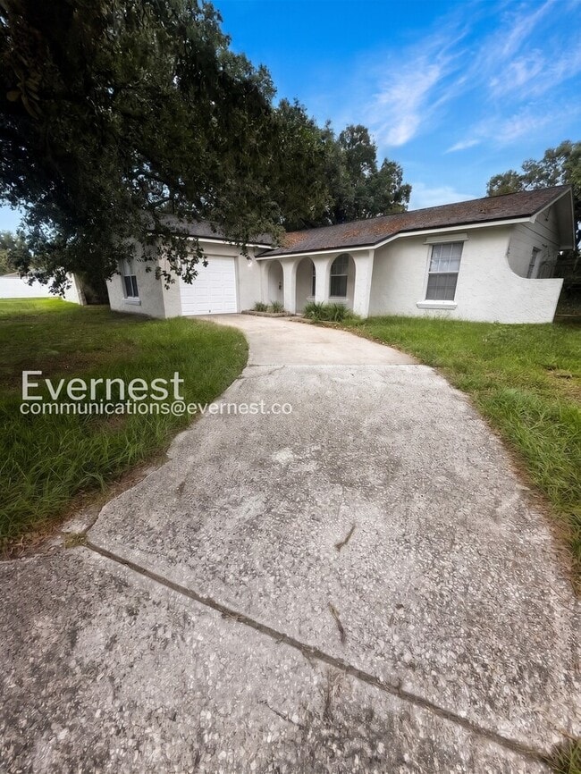 Building Photo - 3 Bed, 2 Bath Home with Garage / Pet-Friendly / Coming Soon!