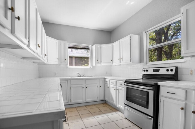 Building Photo - Available Now! Charming 2 Bed / 2 Bath Craftsman Home Near Downtown Waco