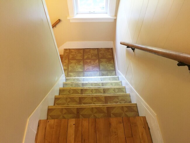 Building Photo - 4-bedroom 1 Bath Single-Family Home Near D...