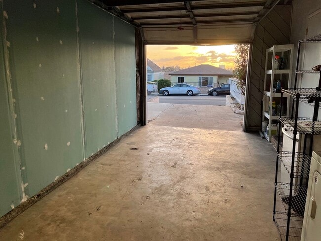 Building Photo - Charming 3-Bedroom, 2-Bathroom Home with H...