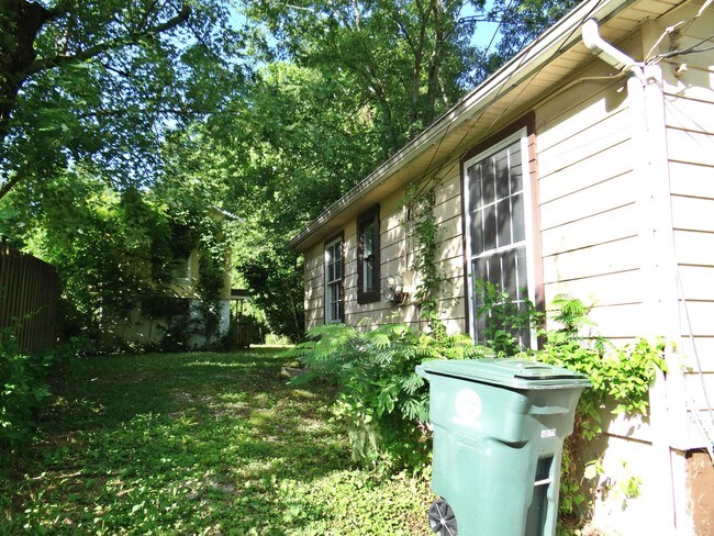 Building Photo - 8006 Igou Gap Rd