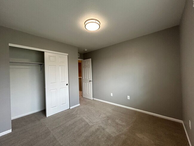 Building Photo - Modern Three Bedroom Townhome Available For Rent in Creekside