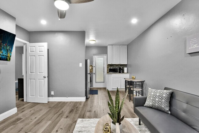 Building Photo - 201 SE 23rd St