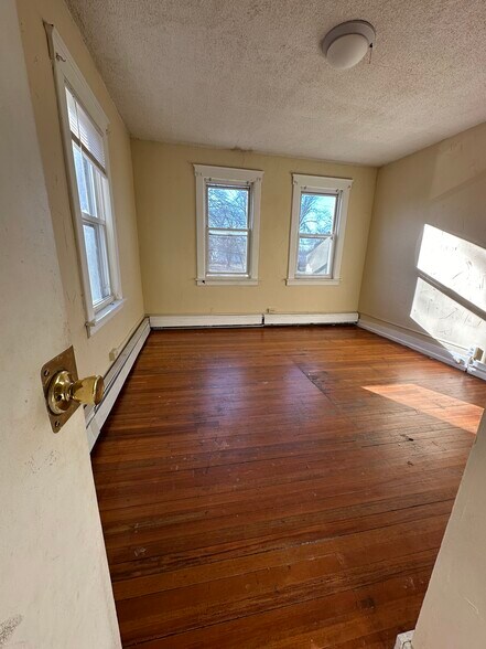 Building Photo - 10 Thompson Ct