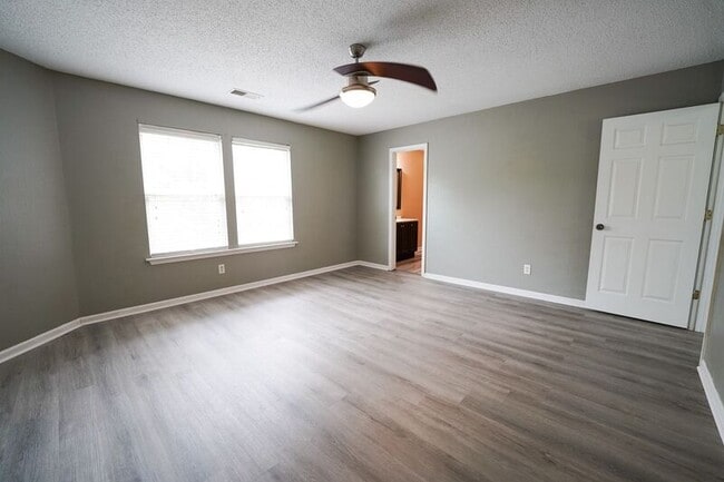 Building Photo - 8 Willow Lakes Dr