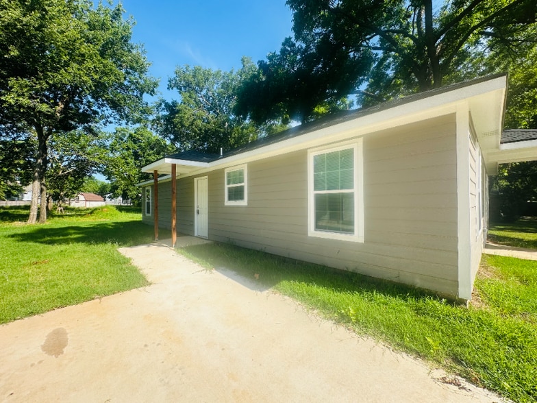 Building Photo - 423 S 10th Ave