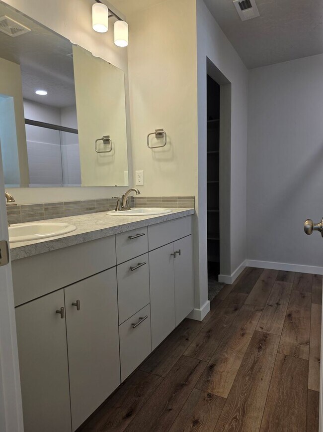 Building Photo - Like new 4 Bedroom Home