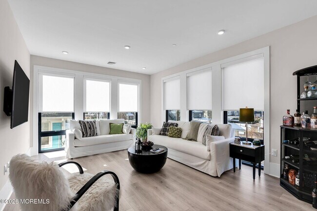 Building Photo - 218 3rd Ave