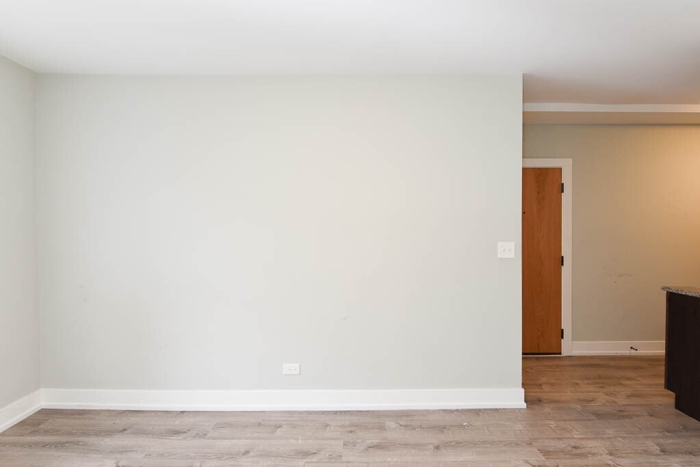 Building Photo - 725 W Brompton Ave