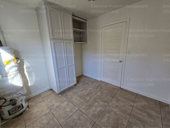 Building Photo - 3 bedroom/ 2 bathroom home