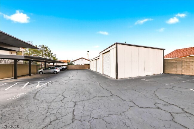 Building Photo - 700 Capri Dr