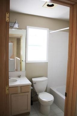 Building Photo - Lovely Silver Lake Townhome with Garage- AVAILABLE NOW