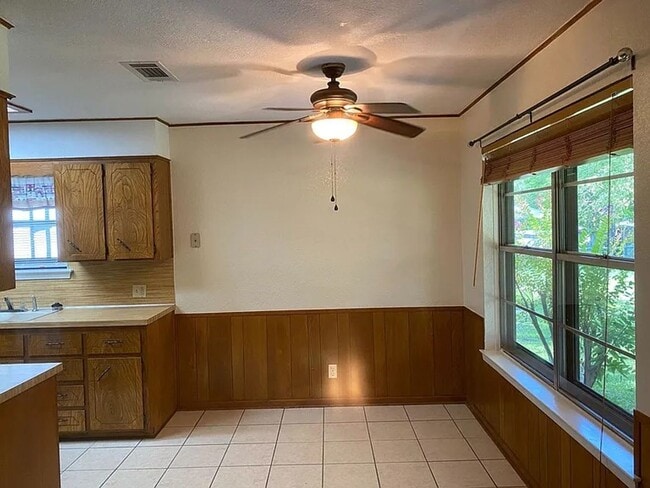 Building Photo - 3 bedroom 2 bath home with fireplace