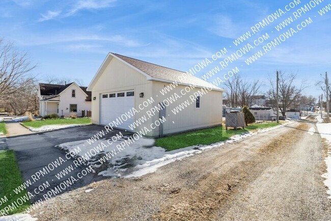 Building Photo - CUTE FARMHOUSE!! 3 Bed, 1 Bath Home in Roland