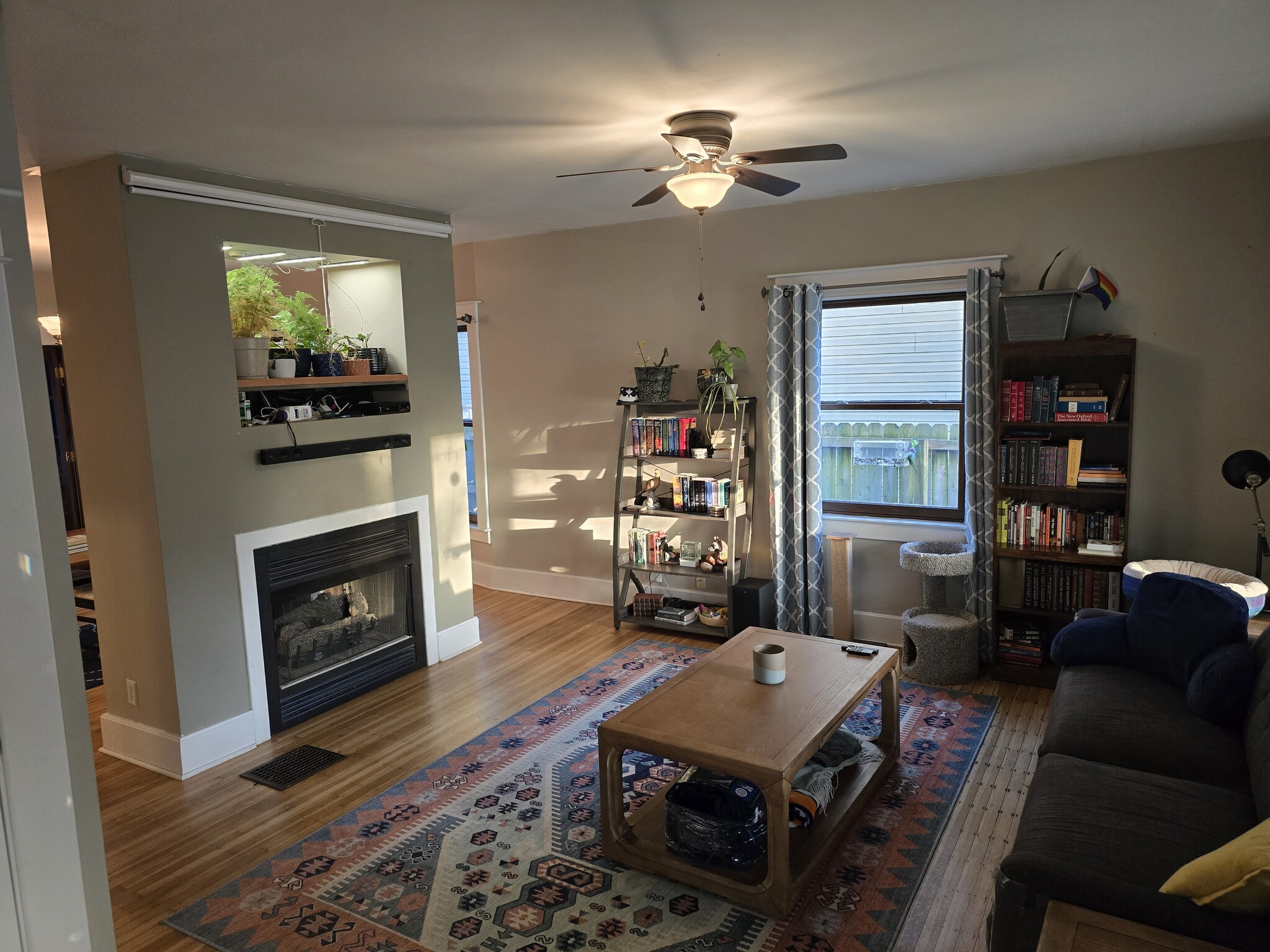 living room - 407 N Arsenal Ave