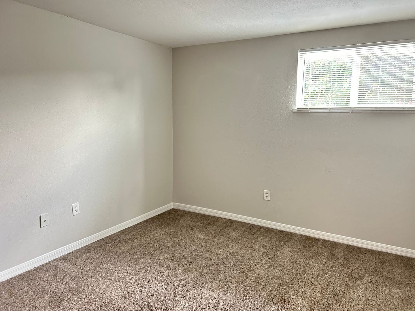 Building Photo - Spacious 1/1 Ground floor Condo