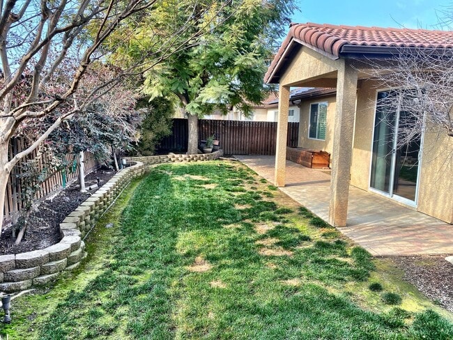 Building Photo - 6245 W Whitley Ave