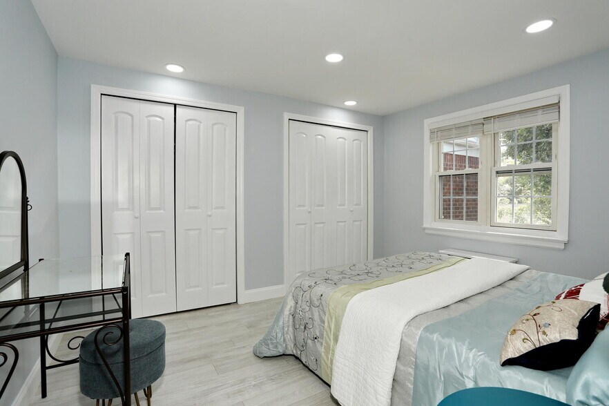 Building Photo - 100 Huguenot Ave