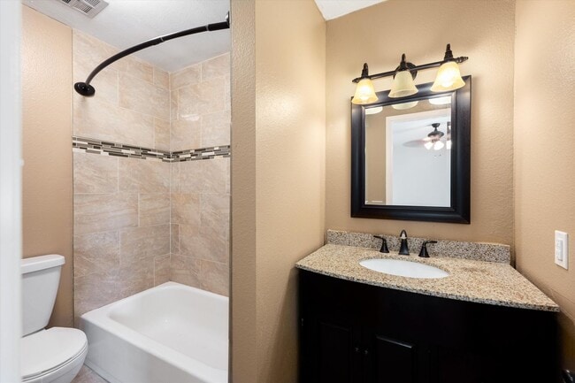 Building Photo - 2 bedroom 3 bath Updated townhome in Lakewood!