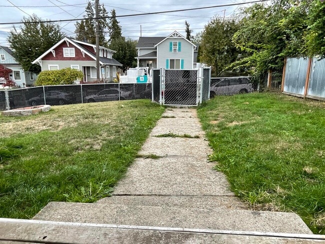 Fenced-In Front Lawn - 1109 Cogean Ave