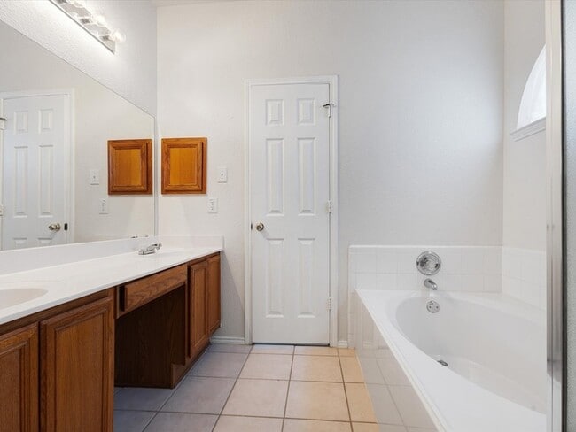 Building Photo - 548 Linacre Dr