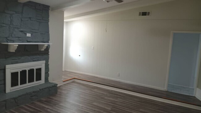 Building Photo - 9405 Newberry Dr