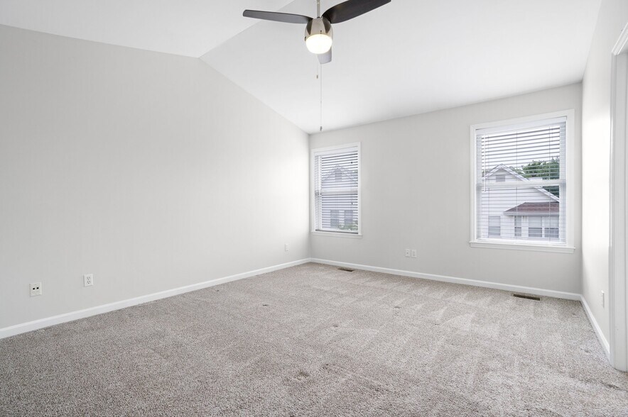 Building Photo - 909 N Hanley Rd