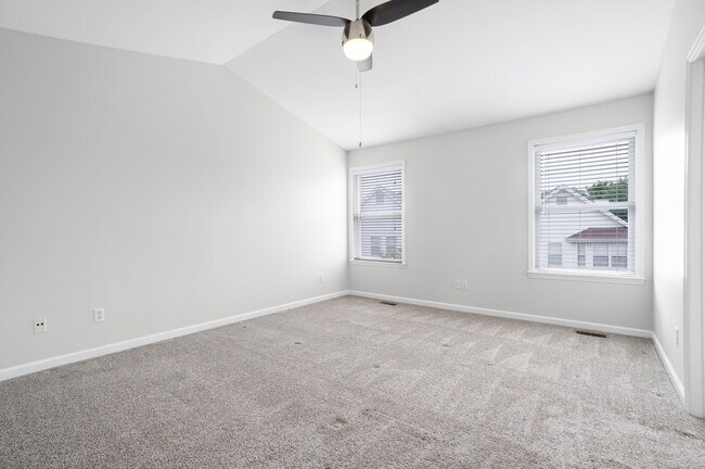 Building Photo - 909 N Hanley Rd