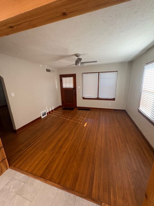 Building Photo - COMPLETE Remodel 2 Bedroom / 1 Bath House