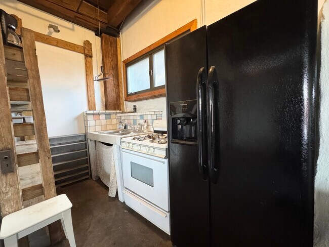 Building Photo - 915 W 16th St